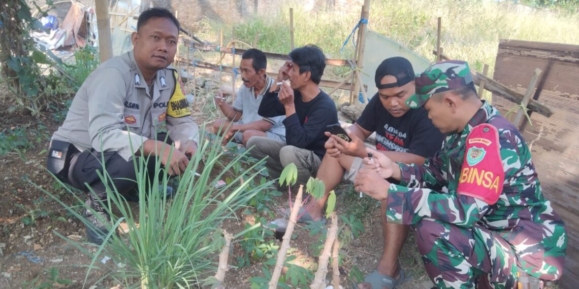 Bhabinkamtibmas Bersinergi dengan Babinsa Sambangi Warga Untuk Tingkatkan Harkamtibmas