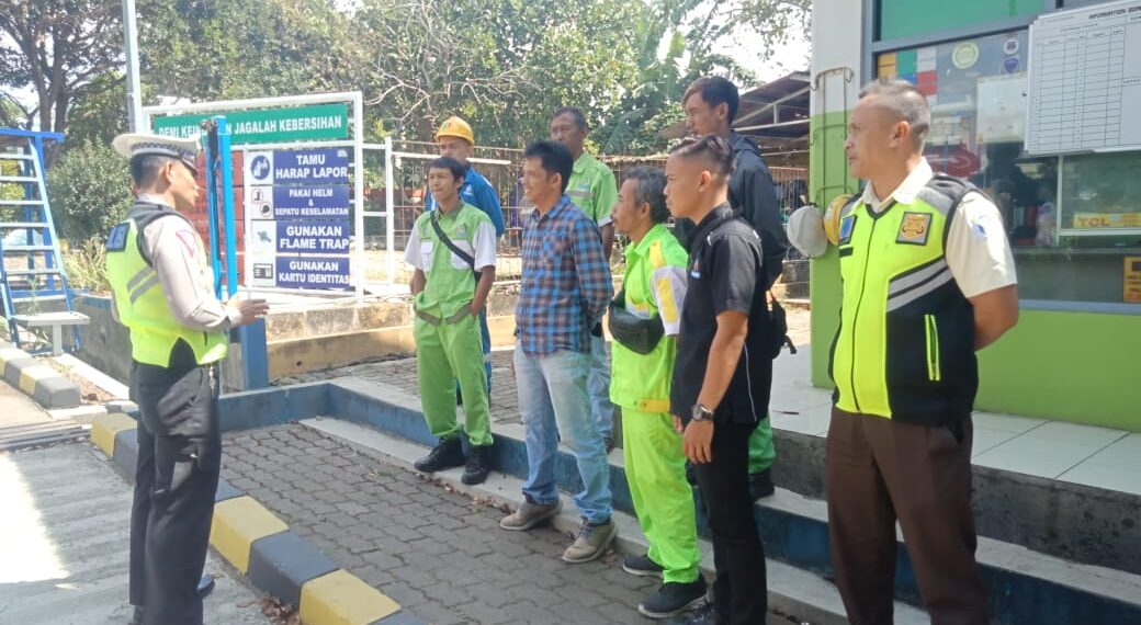 Kegiatan Dikmas Lantas Polisi Polsek Sukalarang Kepada Karyawan SPBE Stasiun Pengisian Bulk Elpiji