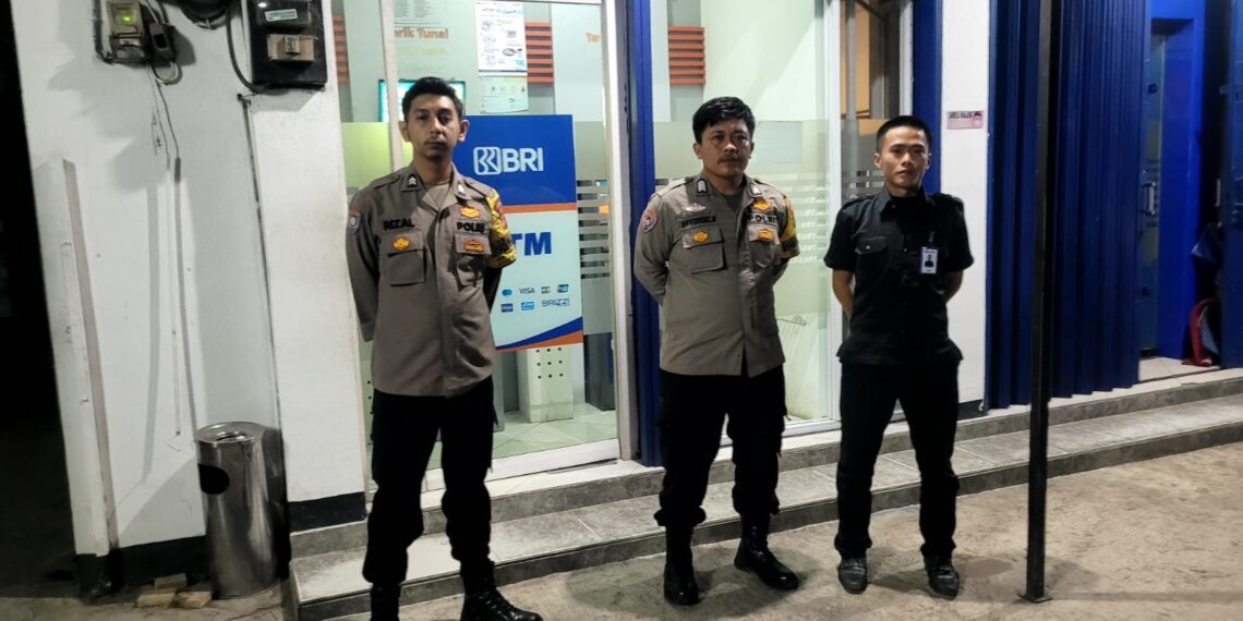 Polsek Sukalarang Patroli Malam Hari Kontrol ATM BRI Cegah Kejahatan Perbankan