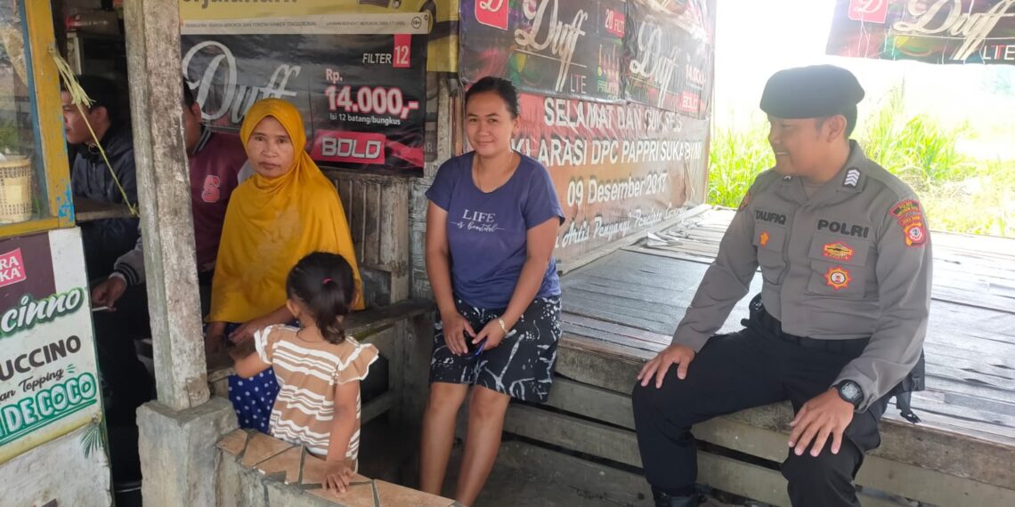 Anggota Samapta Patroli Dialogis bersama warga masyarakat di pemukiman masyarakat