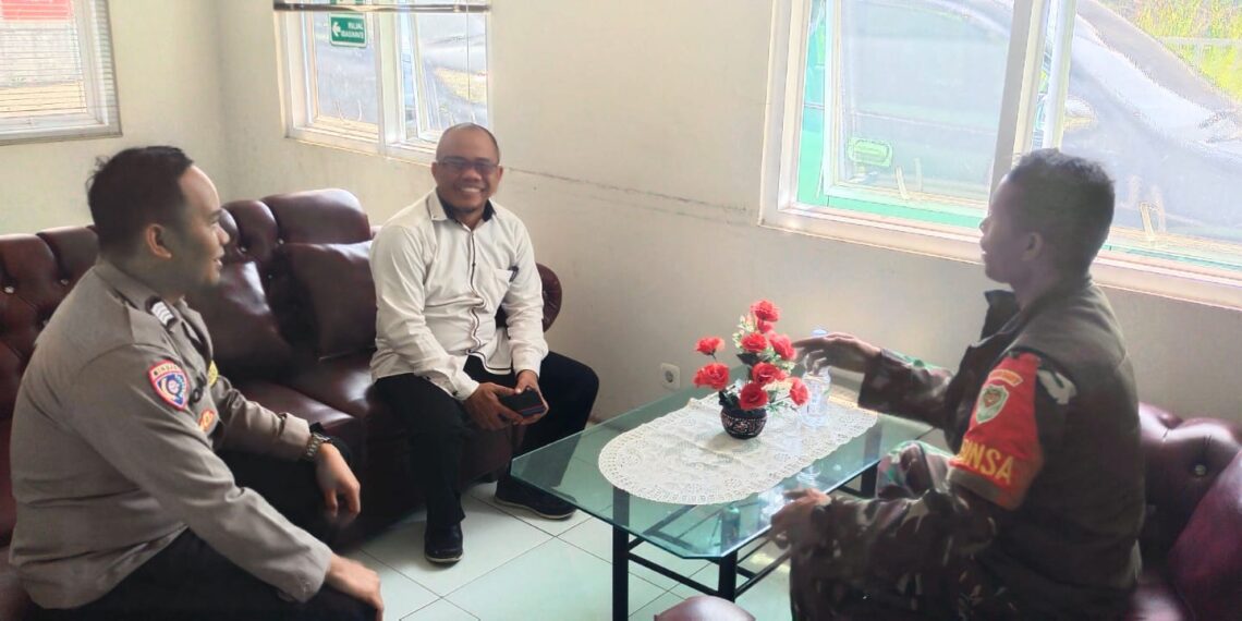 Bhabinkamtibmas bersama Babinsa    sambang dan Dialogis kepada Tokoh Masyarakat.