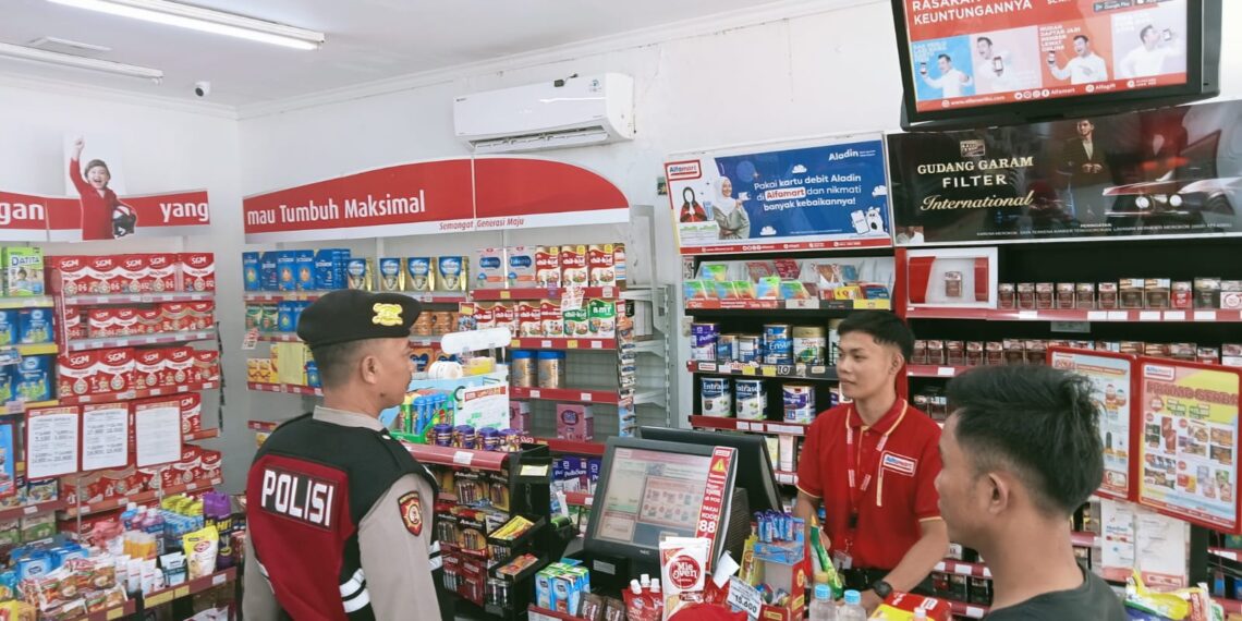 Polsek Cireunghas Gencar Laksanakan Patroli, Berikan Himbauan Kamtibmas Kepada Karyawan Mini Market