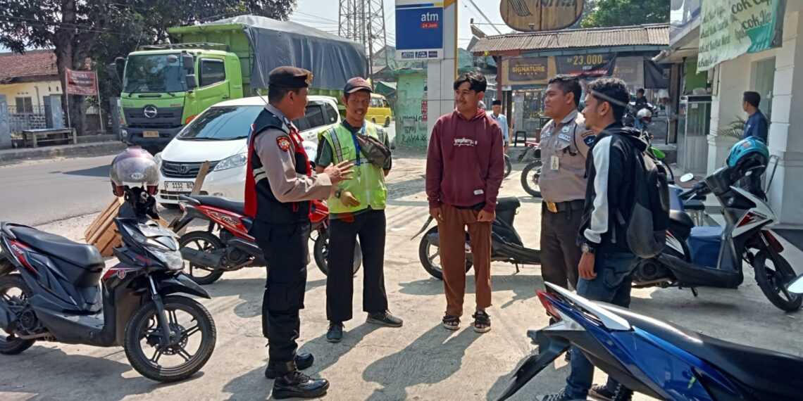 Sambang ke Obyek Vital ,Anggota Samapta Polsek Lembursitu Patroli Dialogis dengan Satpam Bank