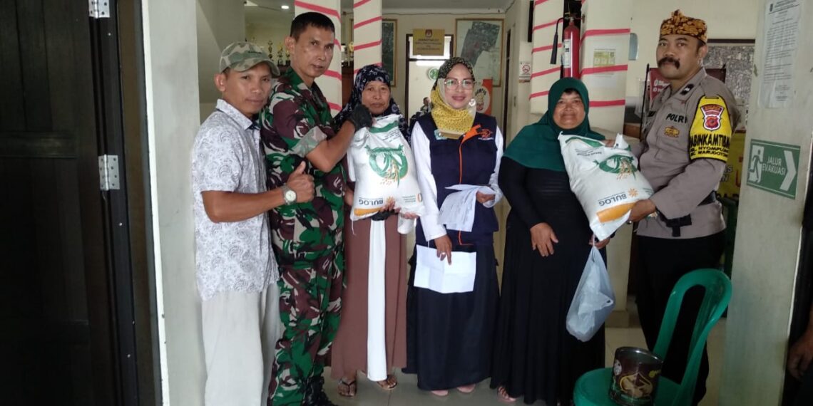 Monitoring Pembagian Bansos Anggota Bhabinkamtibmas Kelurahan Nyomplong