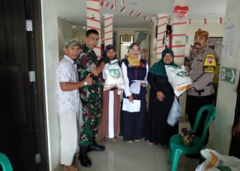 Monitoring Pembagian Bansos Anggota Bhabinkamtibmas Kelurahan Nyomplong