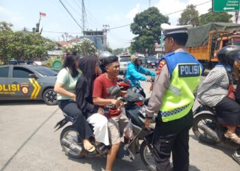 POLISI BERIKAN TEGURAN SECARA HUMANIS KEPADA PENGGUNA JALAN YANG MELANGGAR LALULINTAS