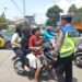 POLISI BERIKAN TEGURAN SECARA HUMANIS KEPADA PENGGUNA JALAN YANG MELANGGAR LALULINTAS