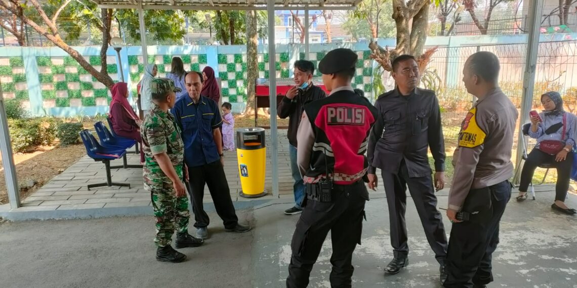 Bhabinkamtibmas Kel Sudajayahilir Polsek Baros Bersama Babinsa Melaksanakan Sambang / Silaturahmi Kamtibmas Kepada warga