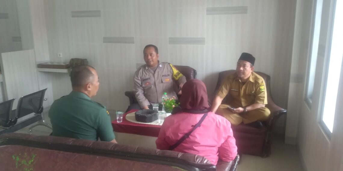 Pererat Silaturahmi, Senergitas TNI – Polri Bhabinkamtibmas Polsek Sukalarang Sambang Ke Kantor Desa Binaan