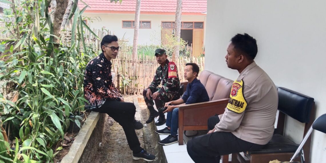 Bhabinkamtibmas Bersinergi dengan Babinsa Sambangi Warga Untuk Tingkatkan Harkamtibmas