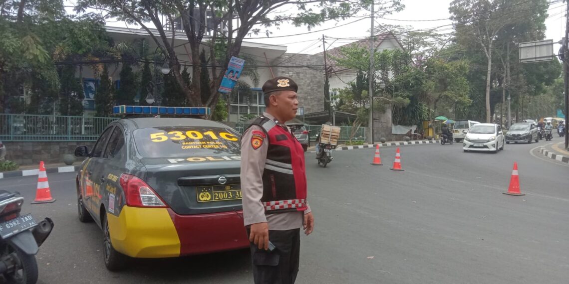 Antisipasi Terjadinya Kemacetan, Patroli Polsek Cikole Laksanakan Pengaturan