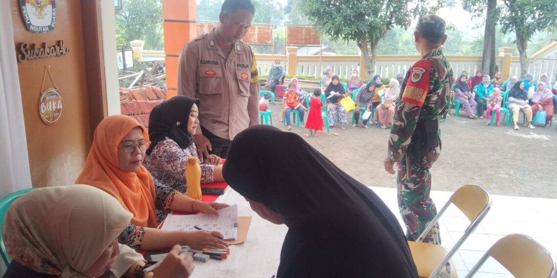 Anggota Bhabinkamtibmas Kel Sukakarya melaksanakan  monitoring dan pengamanan Penyaluran Bantuan Pangan Cadangan Beras Pemerintah Tahap II