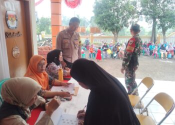 Anggota Bhabinkamtibmas Kel Sukakarya melaksanakan  monitoring dan pengamanan Penyaluran Bantuan Pangan Cadangan Beras Pemerintah Tahap II