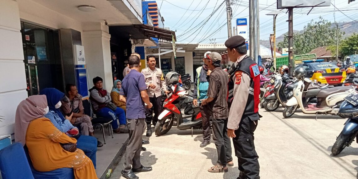 Unit Samapta Polsek Lembursitu Patroli Dialogis dengan Satpam Bank