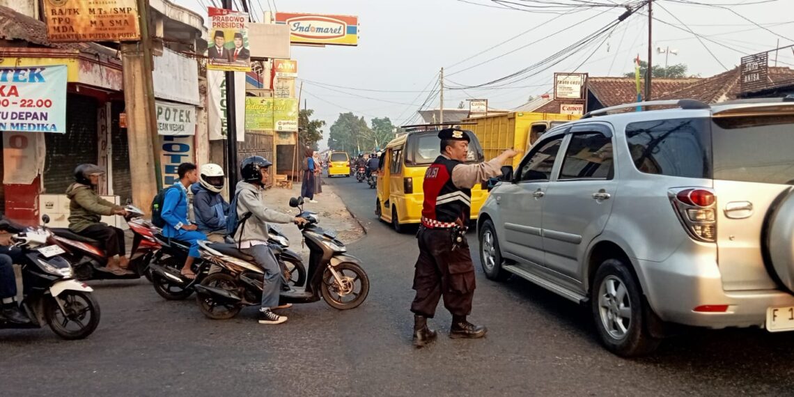 Pengaturan Lalu Lintas di Pagi hari Bentuk Pelayanan Polri kepada masyarkat