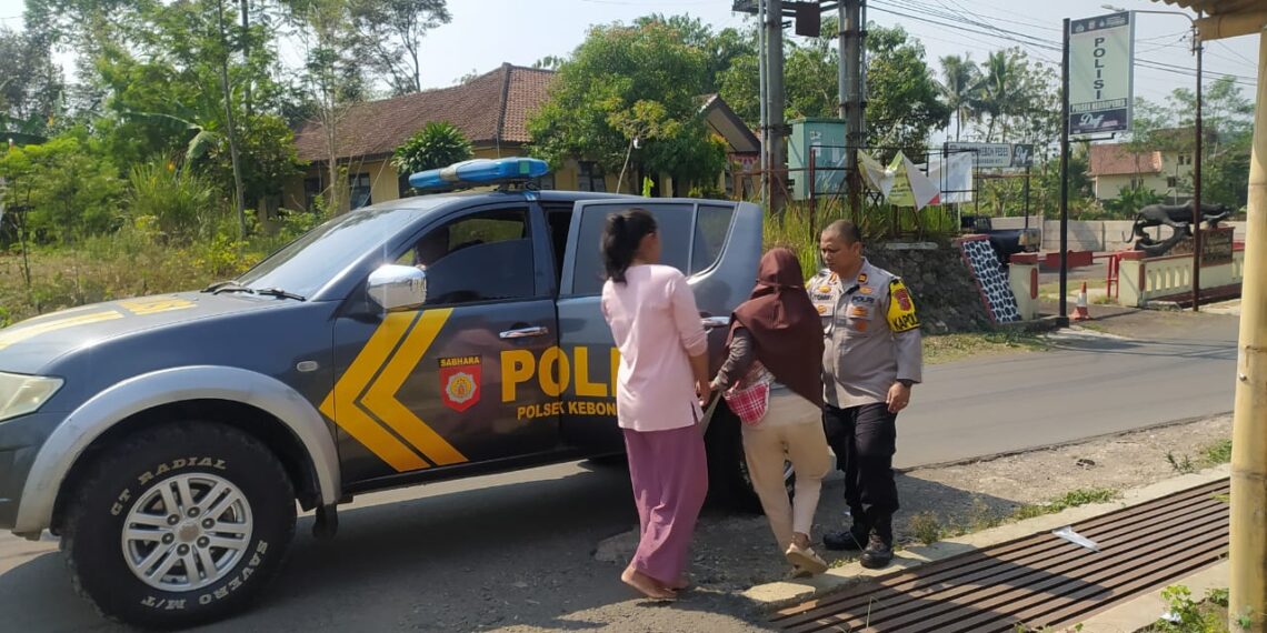 Didapati dalam kondisi kejang, Balita Diantarkan Anggota Polsek Kebon Pedes Ke Puskesmas Kebon Pedes