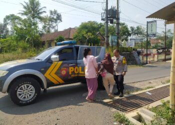 Didapati dalam kondisi kejang, Balita Diantarkan Anggota Polsek Kebon Pedes Ke Puskesmas Kebon Pedes