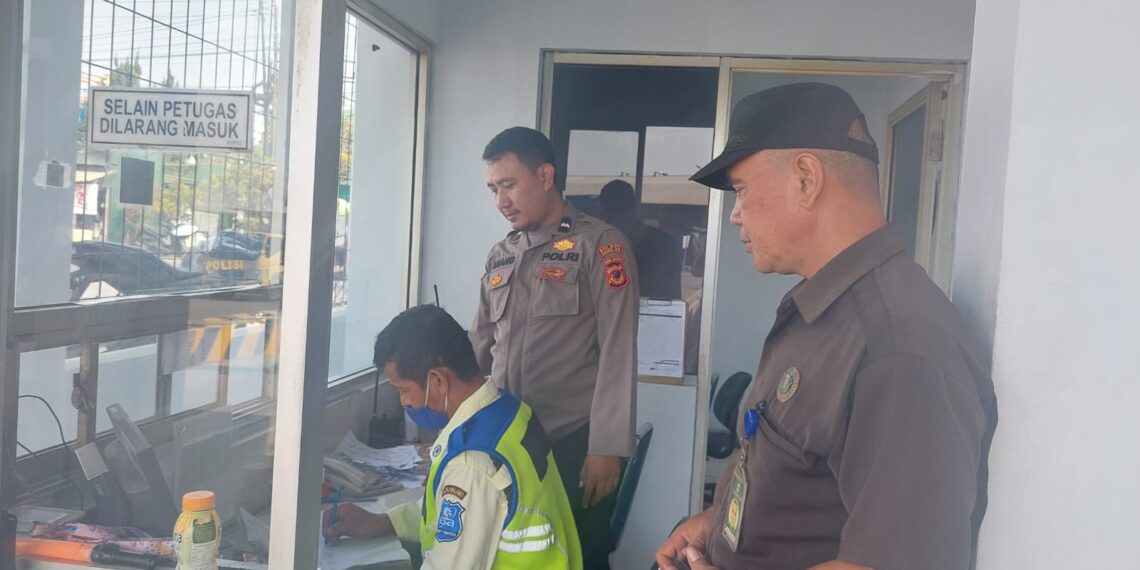 Dialogis dengan Security, Bhabinkamtibmas Polsek Cisaat sampaikan pesan Kamtibmas