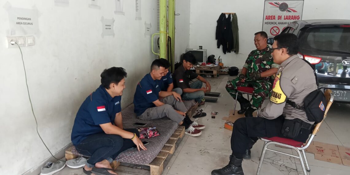 Sinergitas TNI POLRI Bhabinkamtibmas Polsek Cibeureum  dengan Babinsa Koramil Baros Melaksanakan kegiatan Pemantauan wilayah bersama sama