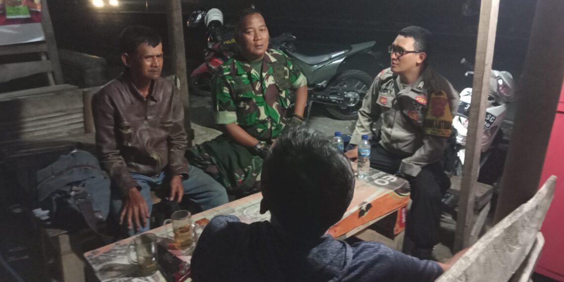 Bhabinkamtibmas Polsek Cibeureum dengan Babinsa Koramil Baros Melaksanakan kegiatan Pemantauan wilayah bersama sama
