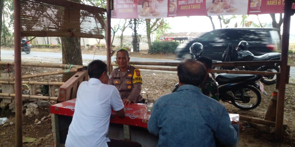 Bhabinkamtibmas Kel Sudajayahilir Polsek Baros Bersama Babinsa melaksanakan kegiatan Sambang/ Silaturahmi Kamtibmas kepada Warga