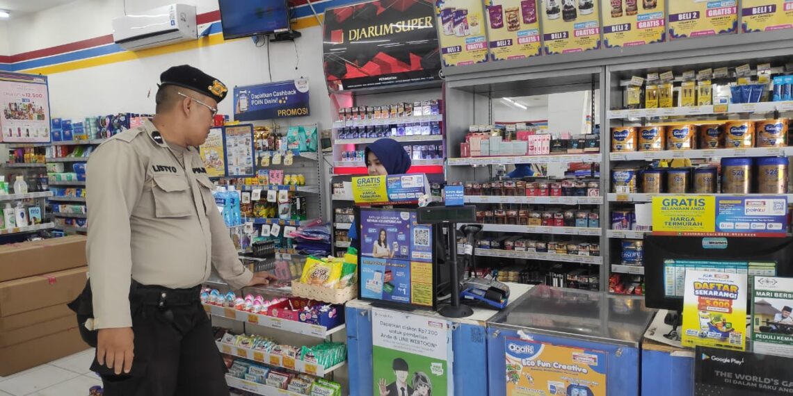 Polsek Kebon Pedes Patroli Berikan Himbauan Kamtibmas di Minimarket Indomaret