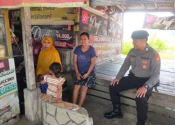 Berikan Pesan Pada Wara Setempat Anggota Samapta Patroli Dialogis