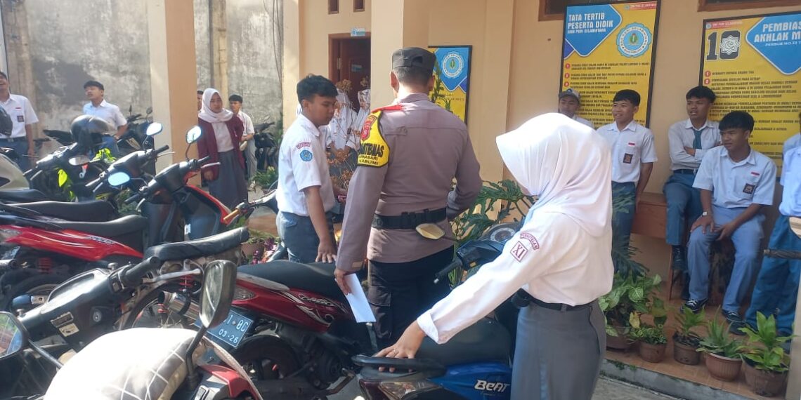 Bhabinkamtibmas desa Warnasari mengambil Upacara Bendera Merah Putih di SMK PGRI Selabintana