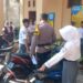 Bhabinkamtibmas desa Warnasari mengambil Upacara Bendera Merah Putih di SMK PGRI Selabintana
