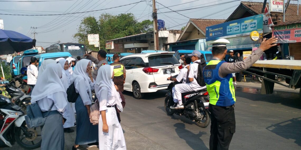 Gatur Lalin Sore Bentuk Pelayanan Prima Polisi Polsek Sukalarang Pasca Bubaran Anak Sekolah