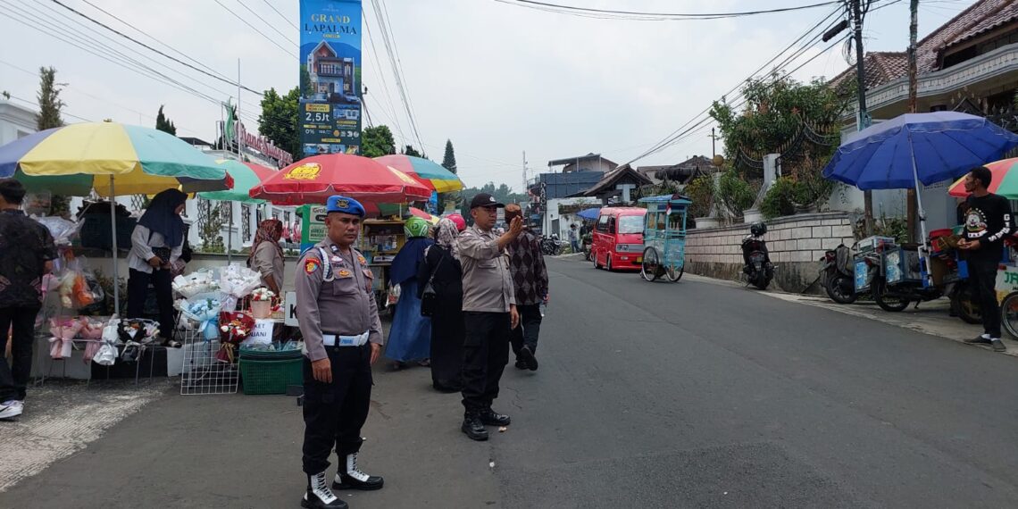 PATROLI POLSEK SUKABUMI LAKSANAKAN GATUR SIANG KURANGI KEMACETAN