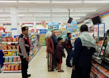 Sampaikan Pesan Kamtibmas, Unit Samapta Polsek Lembursitu Sambang ke Indomart dan Alfamart