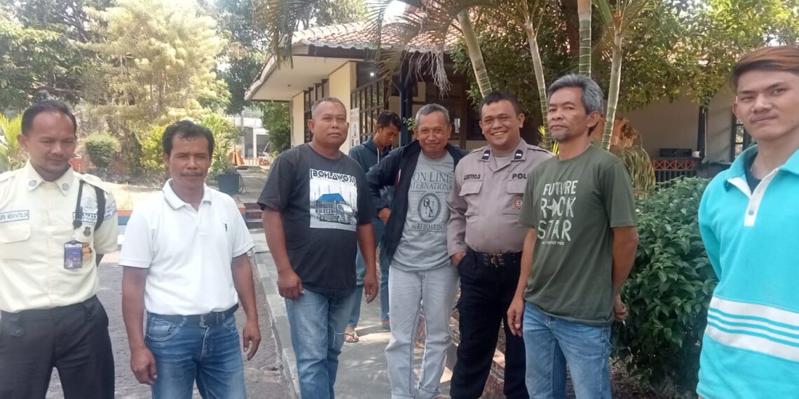 Personil Polsek Sukaraja, Polres Sukabumi Kota melaksanakan giat Sambang dan sosialisasi Aplikasi Super App Presisi kepada Masyarakat di kecamatan Sukaraja Sukabumi