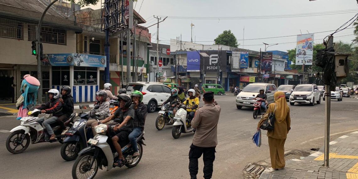 Untuk mengurai kepadatan arus Lalu lintas dipagi hari, personil samapta Polsek Gunungpuyuh rutin melaksanakan gatur siang