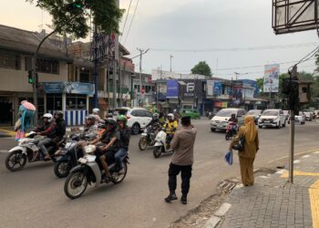 Untuk mengurai kepadatan arus Lalu lintas dipagi hari, personil samapta Polsek Gunungpuyuh rutin melaksanakan gatur siang