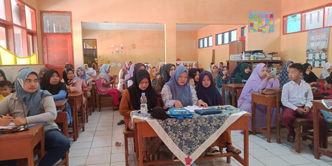 Hadiri Kegiatan Sosialisasi Sekolah Ramah Anak (SRA), Bhabinkamtibmas Polsek Sukaraja Bersama Babinsa
