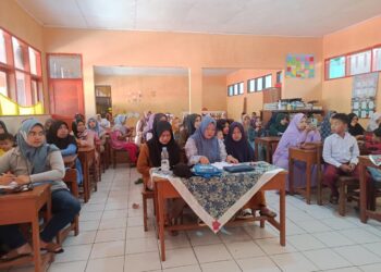 Hadiri Kegiatan Sosialisasi Sekolah Ramah Anak (SRA), Bhabinkamtibmas Polsek Sukaraja Bersama Babinsa