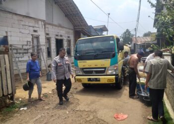Penyaluran Bantuan Air Bersih di Dampingi Anggota Polsek Gunungguruh