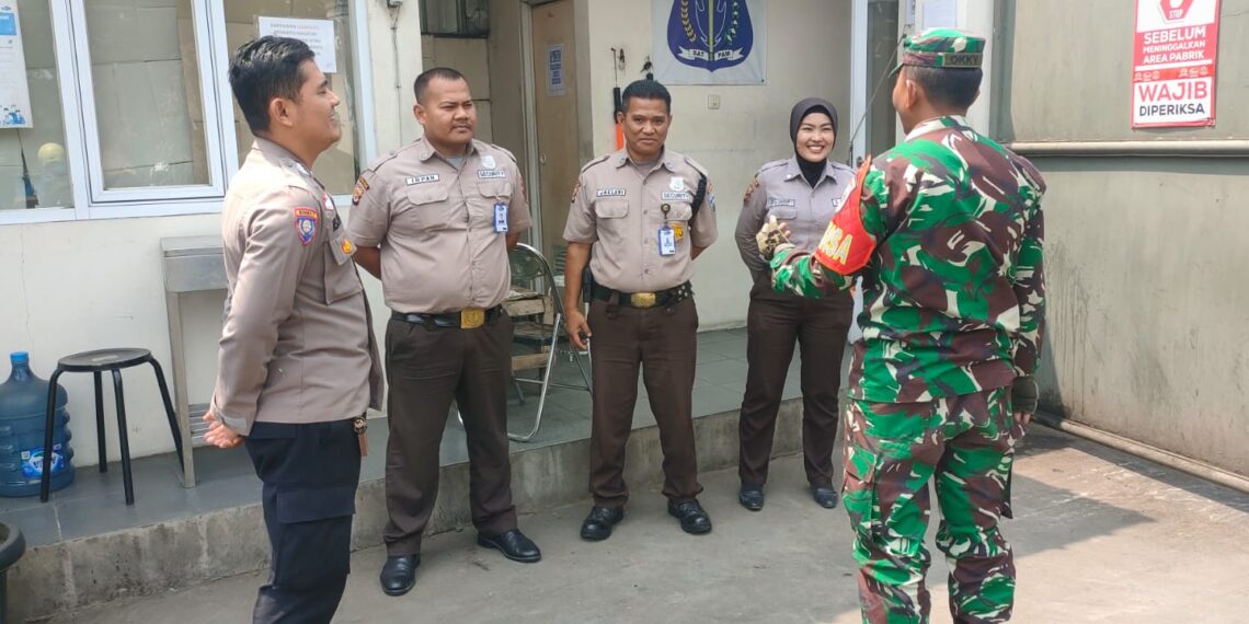 Cegah Aksi Kejahatan, Anggota Bhabinkamtibmas berikan Himbauan Kamtibmas Kepada Security