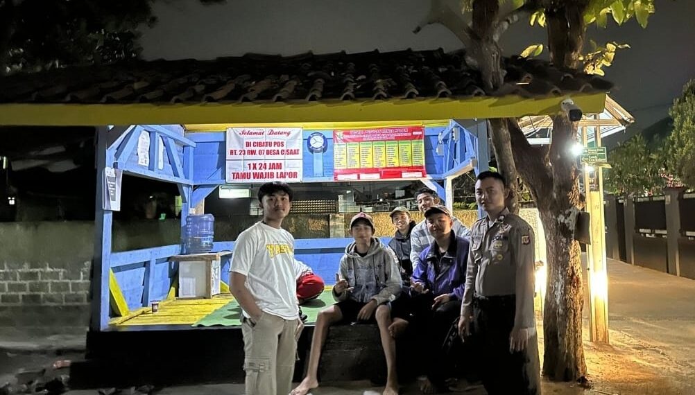 Bhabinkamtibmas Desa Cisaat Polsek Cisaat melaksanakan sambang dan pantau pos ronda malam