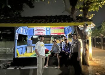 Bhabinkamtibmas Desa Cisaat Polsek Cisaat melaksanakan sambang dan pantau pos ronda malam