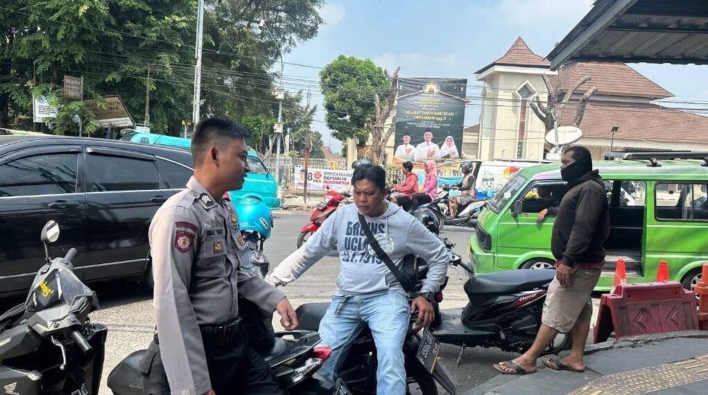 Unit Samapta Polsek Cisaat  Ajak Ojek Pangkalan  Waspada Pada Kejahatan Jalanan