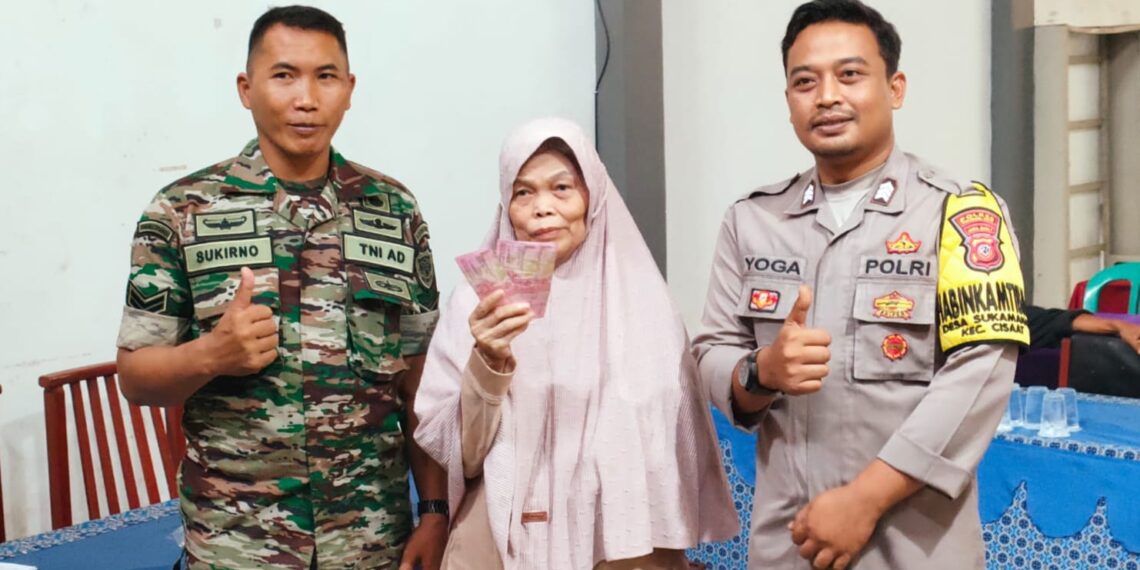 Bersinergi  Bhabinkamtibmas Polsek Cisaat dan Babinsa  saat sambangi warganya