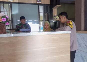 Bhabinkamtibmas dan Babinsa desa Parungseah melaksanakan pengecekan rutin