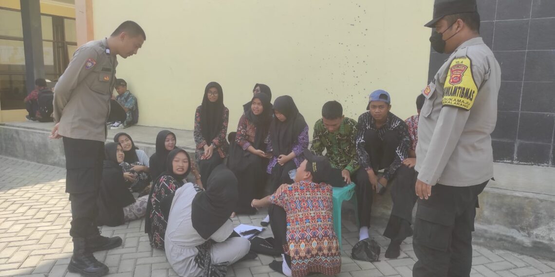 Antisipasi Tawuran Antar Pelajar,Polisi Melakukan Himbauan Kepada Para Pelajar Yang Sedang Nongkrong