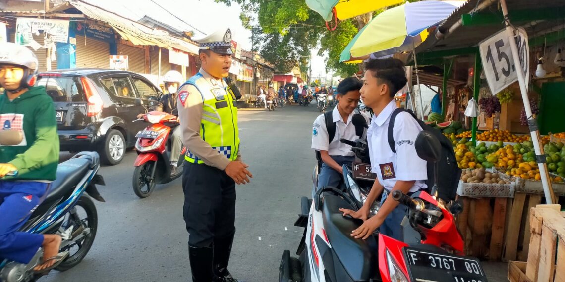 Unit Lalu Lintas Polsek Sukaraja memberikan teguran secara humanis terhadap  pelajar pengendara sepeda motor yang tidak menggunakan helm