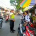 Unit Lalu Lintas Polsek Sukaraja memberikan teguran secara humanis terhadap  pelajar pengendara sepeda motor yang tidak menggunakan helm