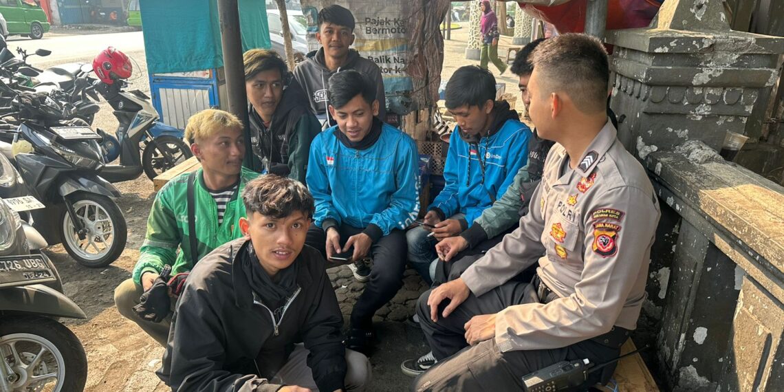 Dialogis dengan Driver Ojek Online,Personil Unit Samapta Polsek Ciaaat Sampaikan Pesan Kamtibmas