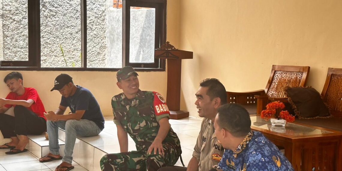 Sinergitas TNI-POLRI, Babinsa Dan Bhabinkamtibmas Kelurahan Cipanengah  Melaksanakan Giat Sambang Dan Berkoordinasi Dengan Staf Kelurahan Cipanengah