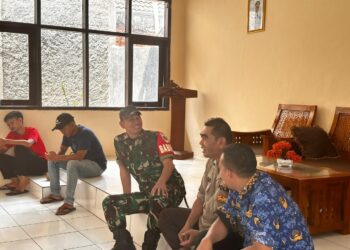 Sinergitas TNI-POLRI, Babinsa Dan Bhabinkamtibmas Kelurahan Cipanengah Melaksanakan Giat Sambang Dan Berkoordinasi Dengan Staf Kelurahan Cipanengah